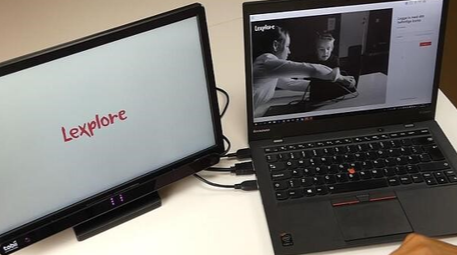 Et fargebilde av en PC med en skjerm koblet til, slik lesekartlegging ser ut med Lexplore